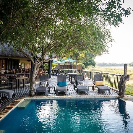 Umkumbe Safari Lodge Riverside Skukuza Exteriör bild