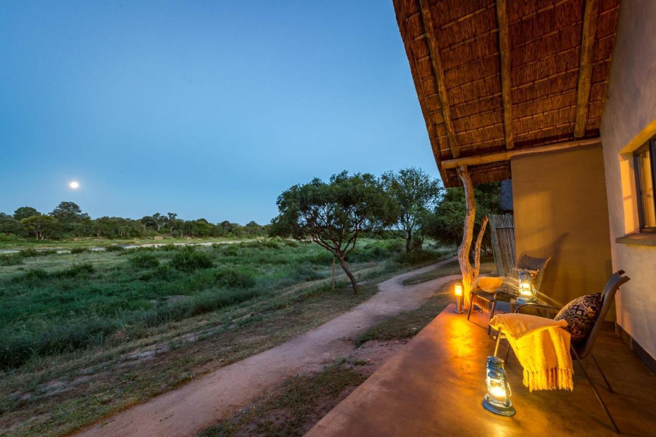 Umkumbe Safari Lodge Riverside Skukuza Exteriör bild