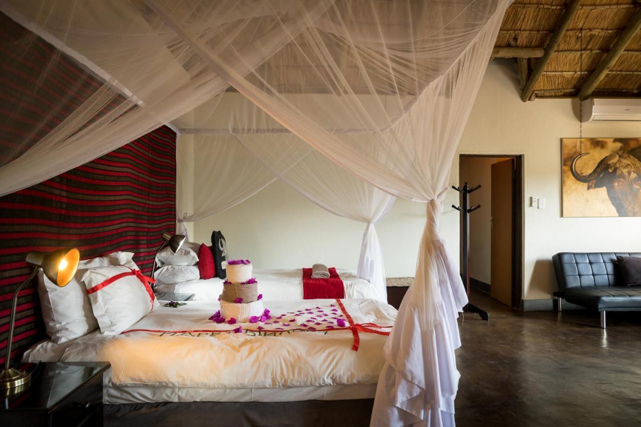 Umkumbe Safari Lodge Riverside Skukuza Exteriör bild